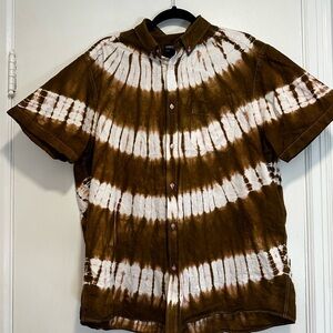 Debenhams Men’s Brown/white/ with slight light pink edges. Tie dye Button Up.